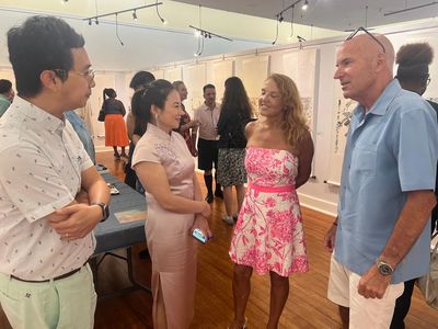 百慕大群島首個(gè)中國畫展亮相 翟優(yōu)、樊蕾伉儷“家園”作品引國際關(guān)注